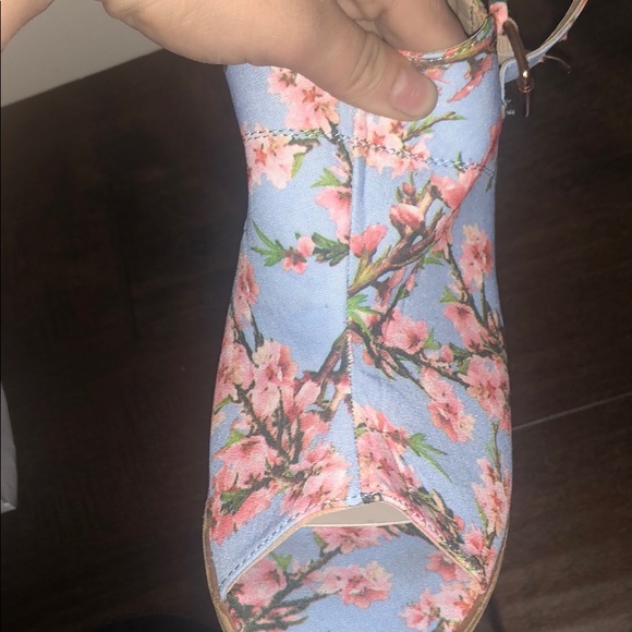 Heels - Picture 2 of 3